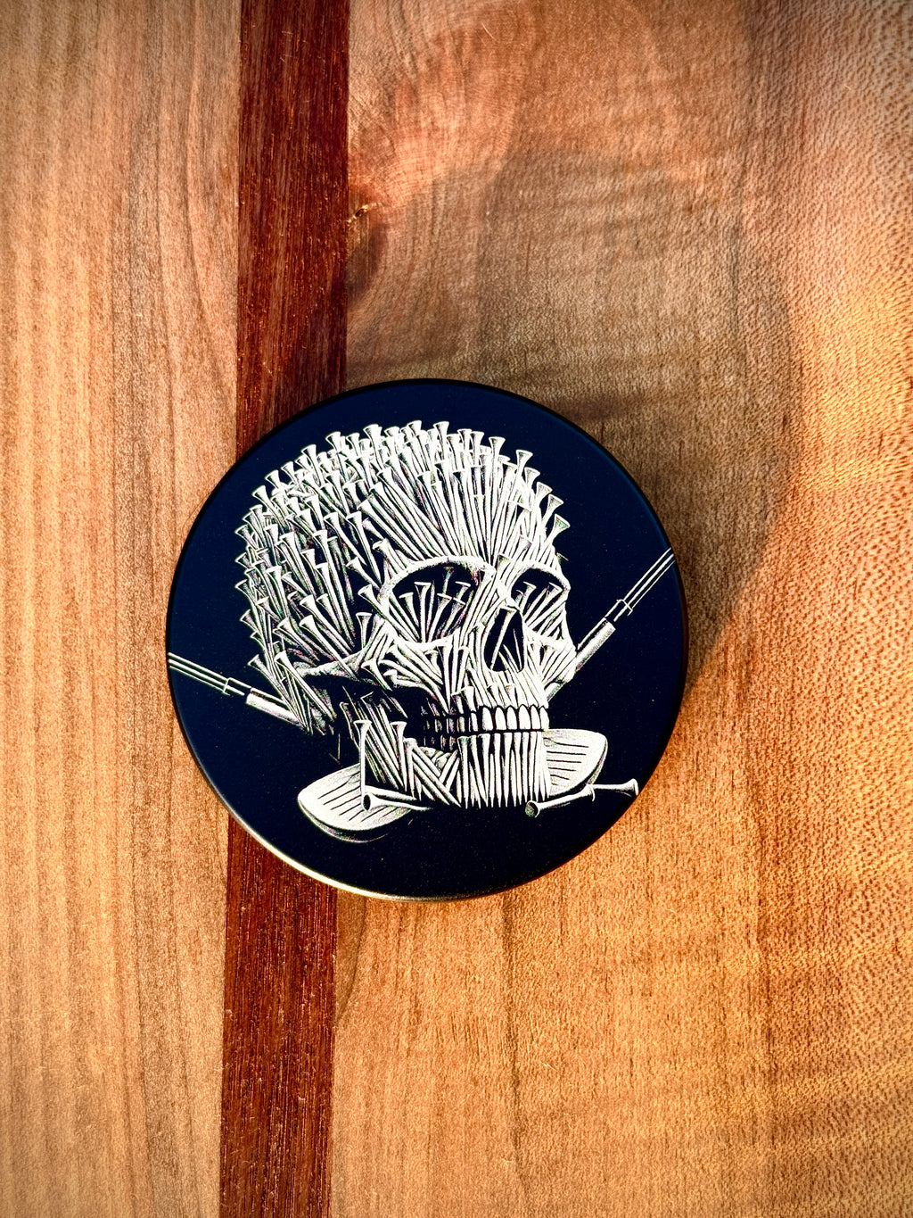 Metal Zyn Can for nicotine pouches with skull made of golf tees engraved design. With integrated bottle opener. 