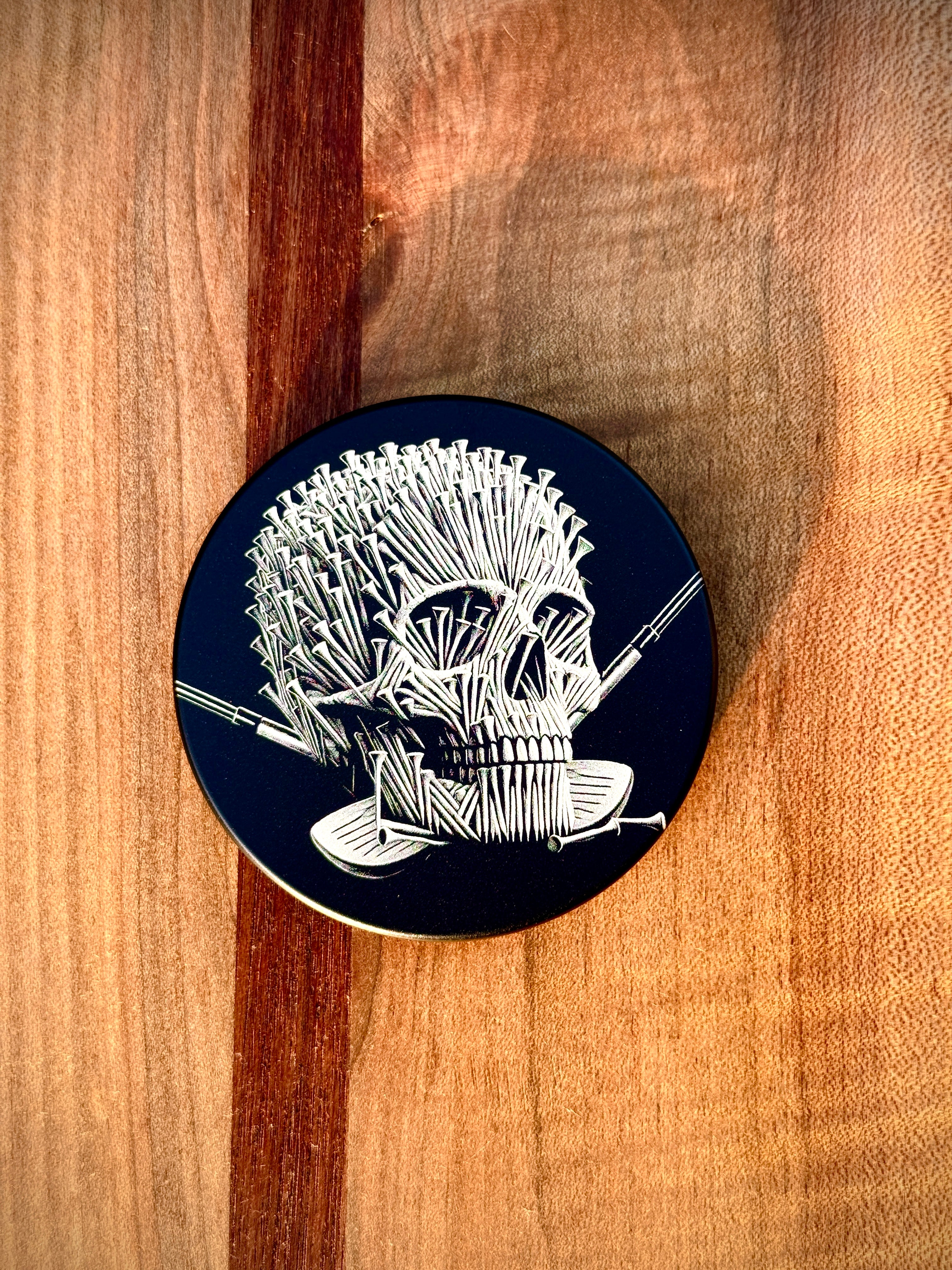 Metal Zyn Can for nicotine pouches with skull made of golf tees engraved design. With integrated bottle opener. 