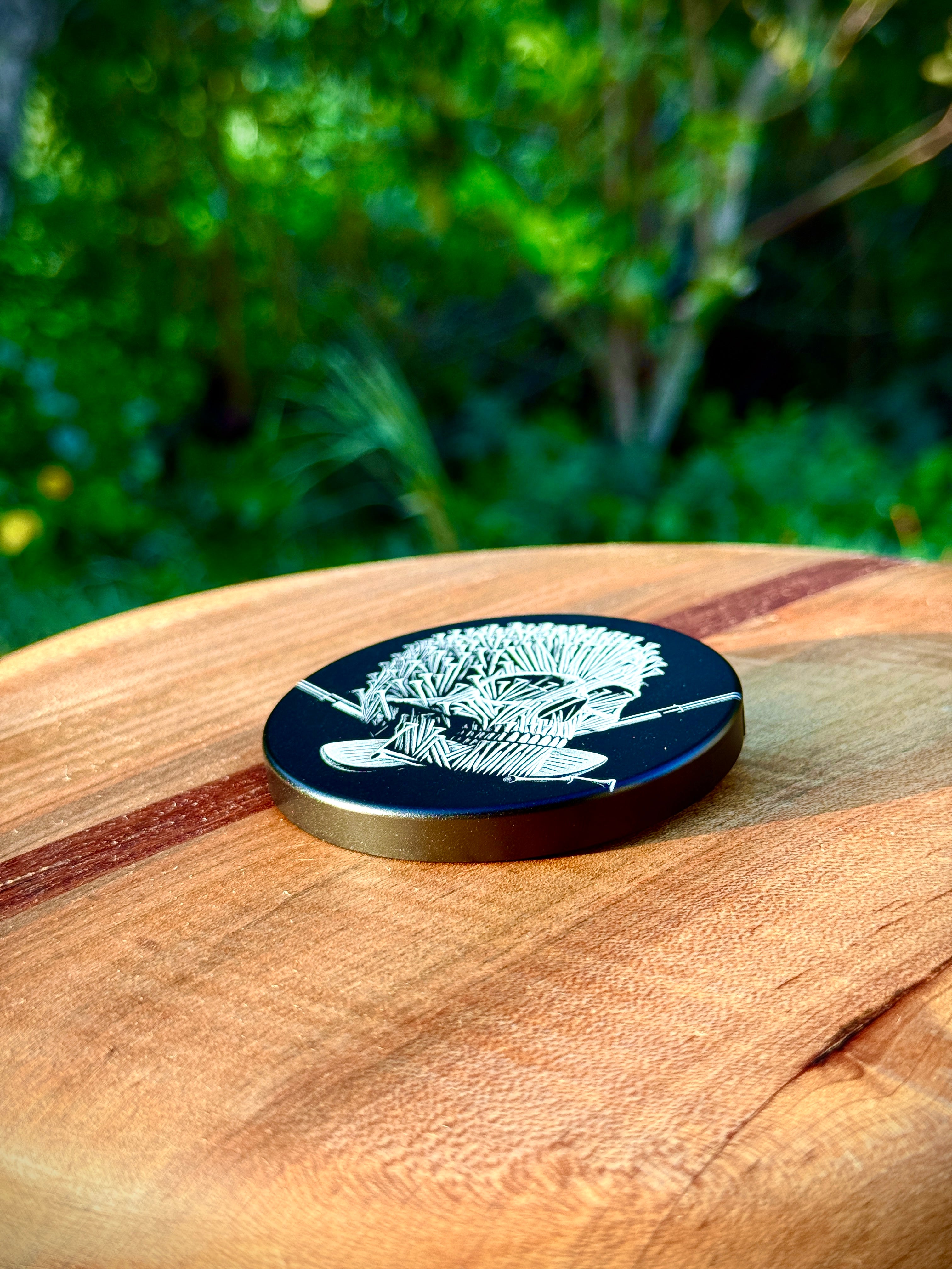 Metal Zyn Can for nicotine pouches with skull made of golf tees engraved design. With integrated bottle opener. 