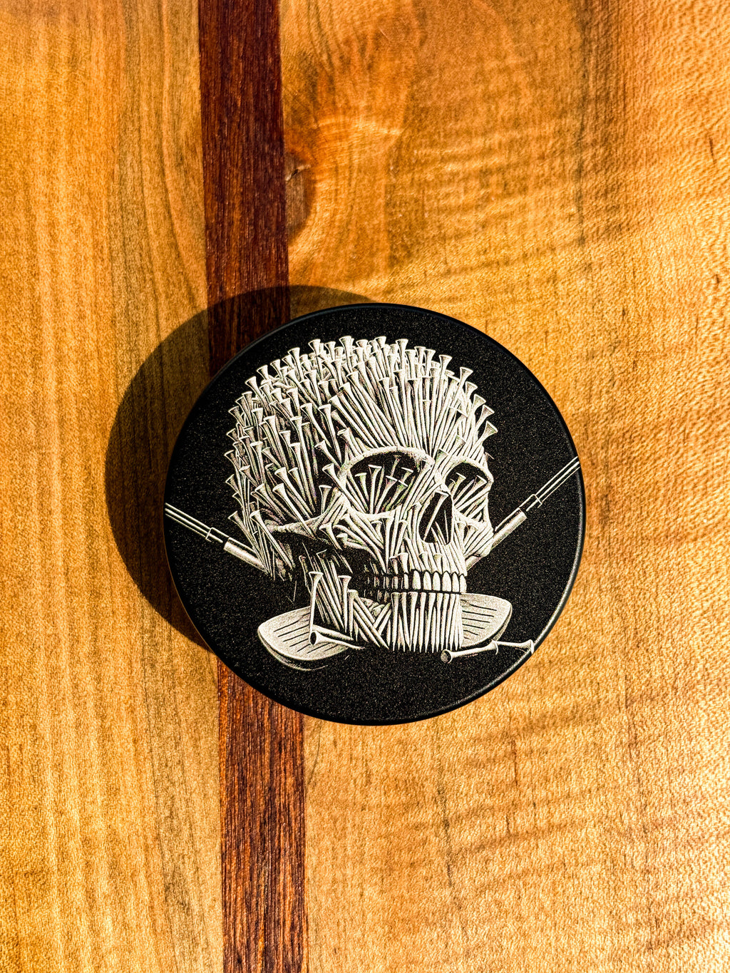 Metal Zyn Can for nicotine pouches with skull made of golf tees engraved design. With integrated bottle opener. 