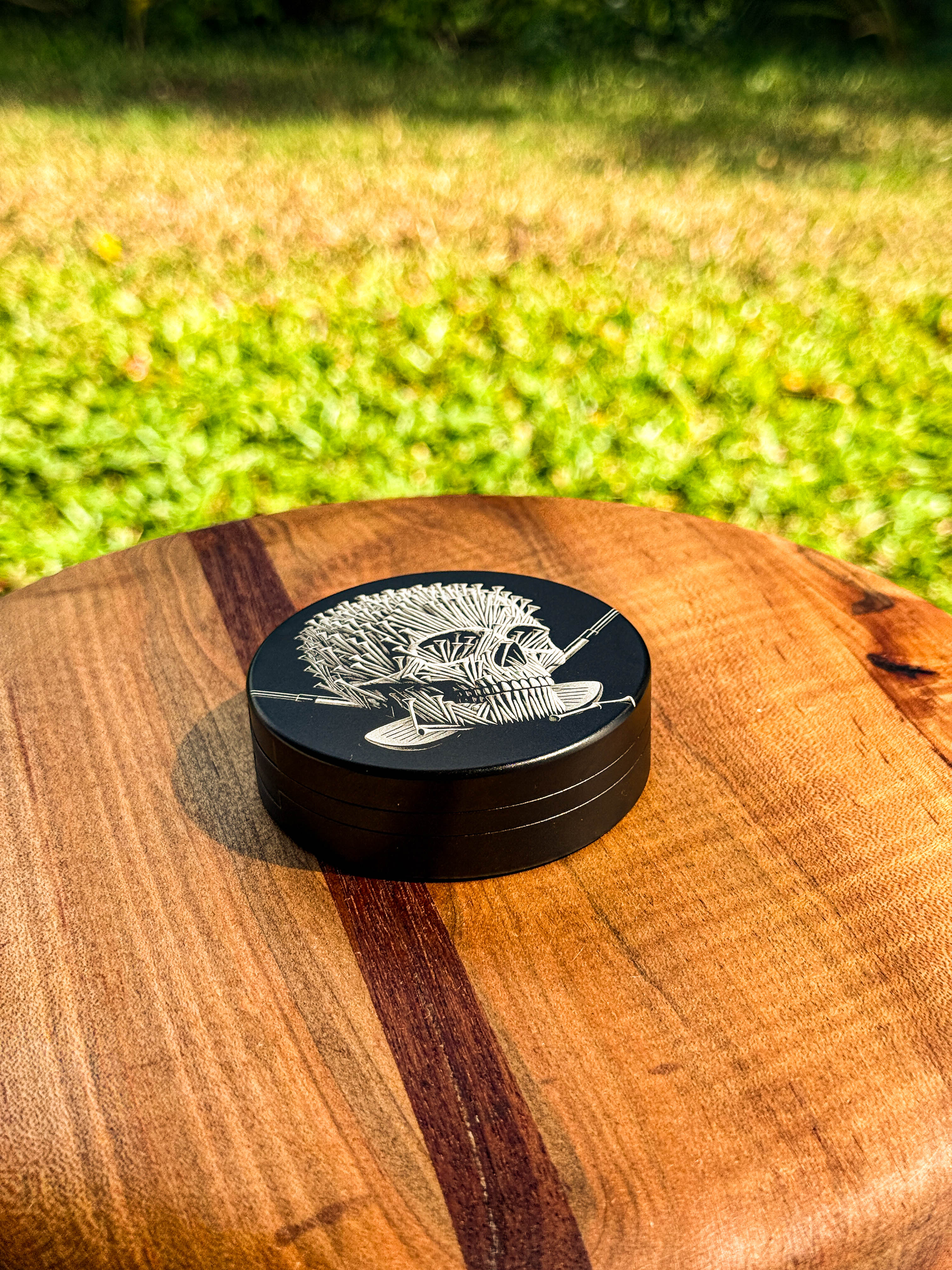 Metal Zyn Can for nicotine pouches with skull made of golf tees engraved design. With integrated bottle opener. 