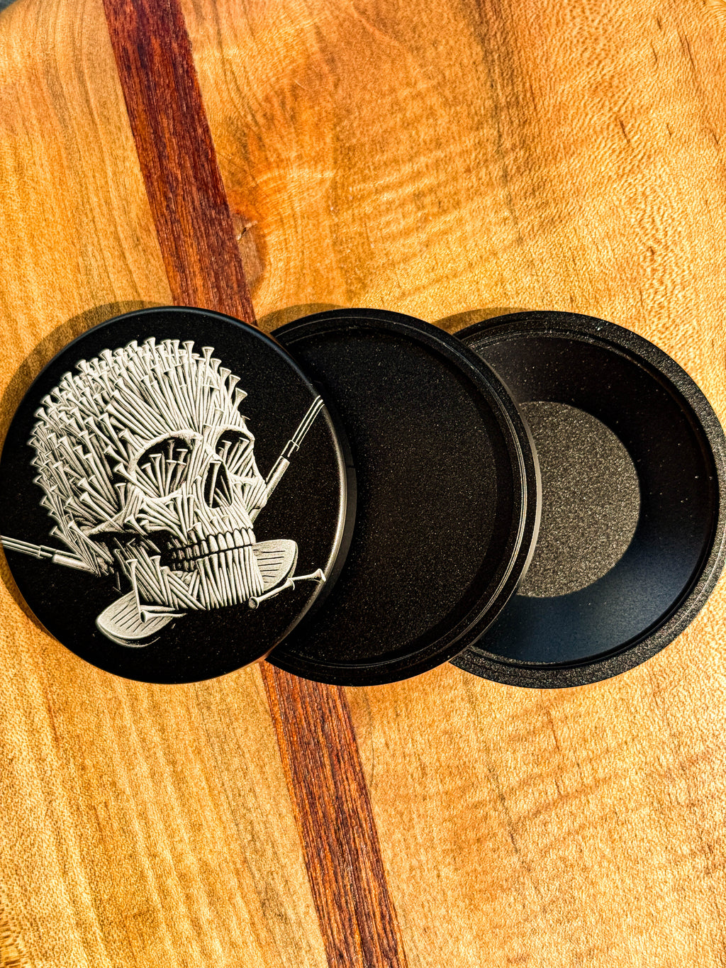 Metal Zyn Can for nicotine pouches with skull made of golf tees engraved design. With integrated bottle opener. 