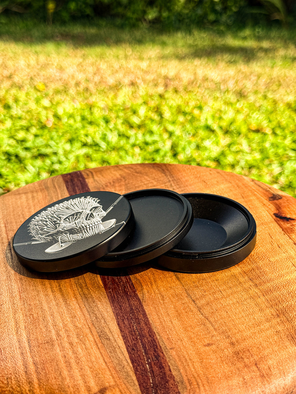 Metal Zyn Can for nicotine pouches with skull made of golf tees engraved design. With integrated bottle opener. 