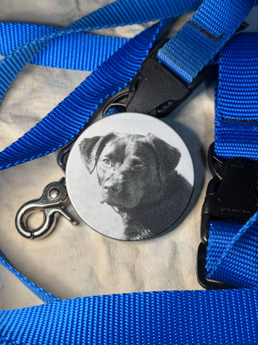 Metal Zyn Can for nicotine pouches with custom engravings. With integrated bottle opener. 