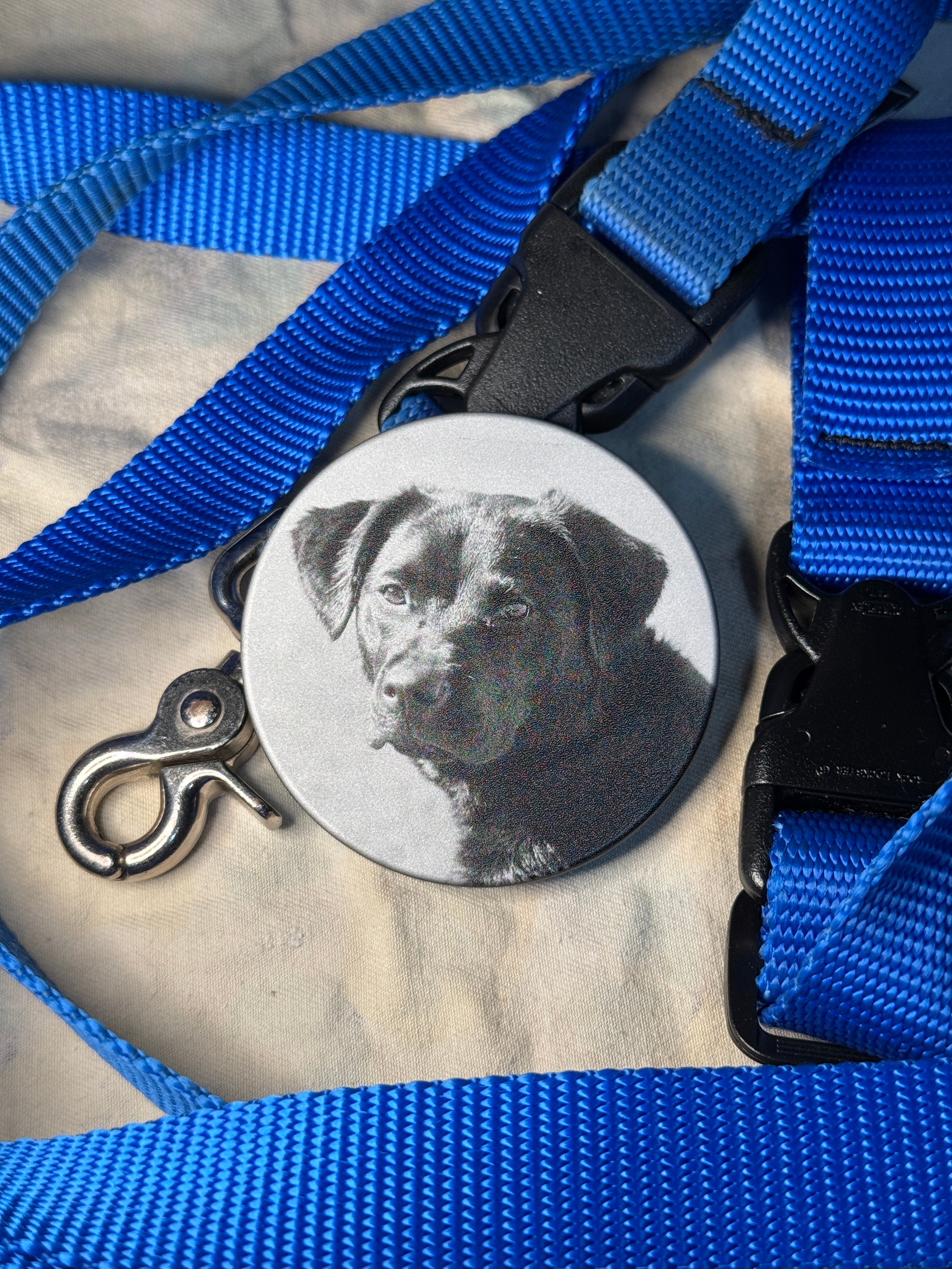 Metal Zyn Can for nicotine pouches with custom engravings. With integrated bottle opener. 