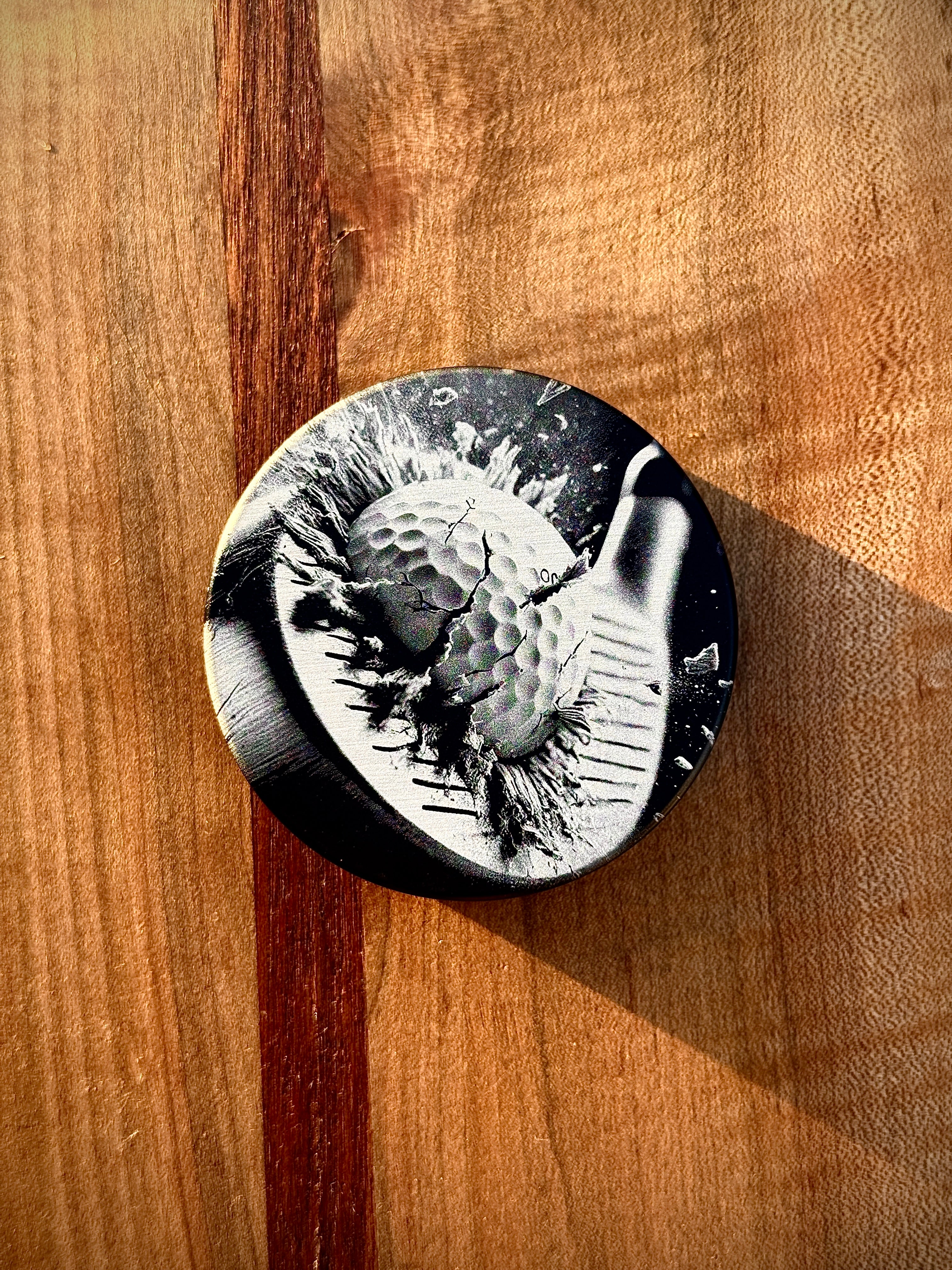 Metal Zyn Can for nicotine pouches with golf club and ball engraved design. With integrated bottle opener. 