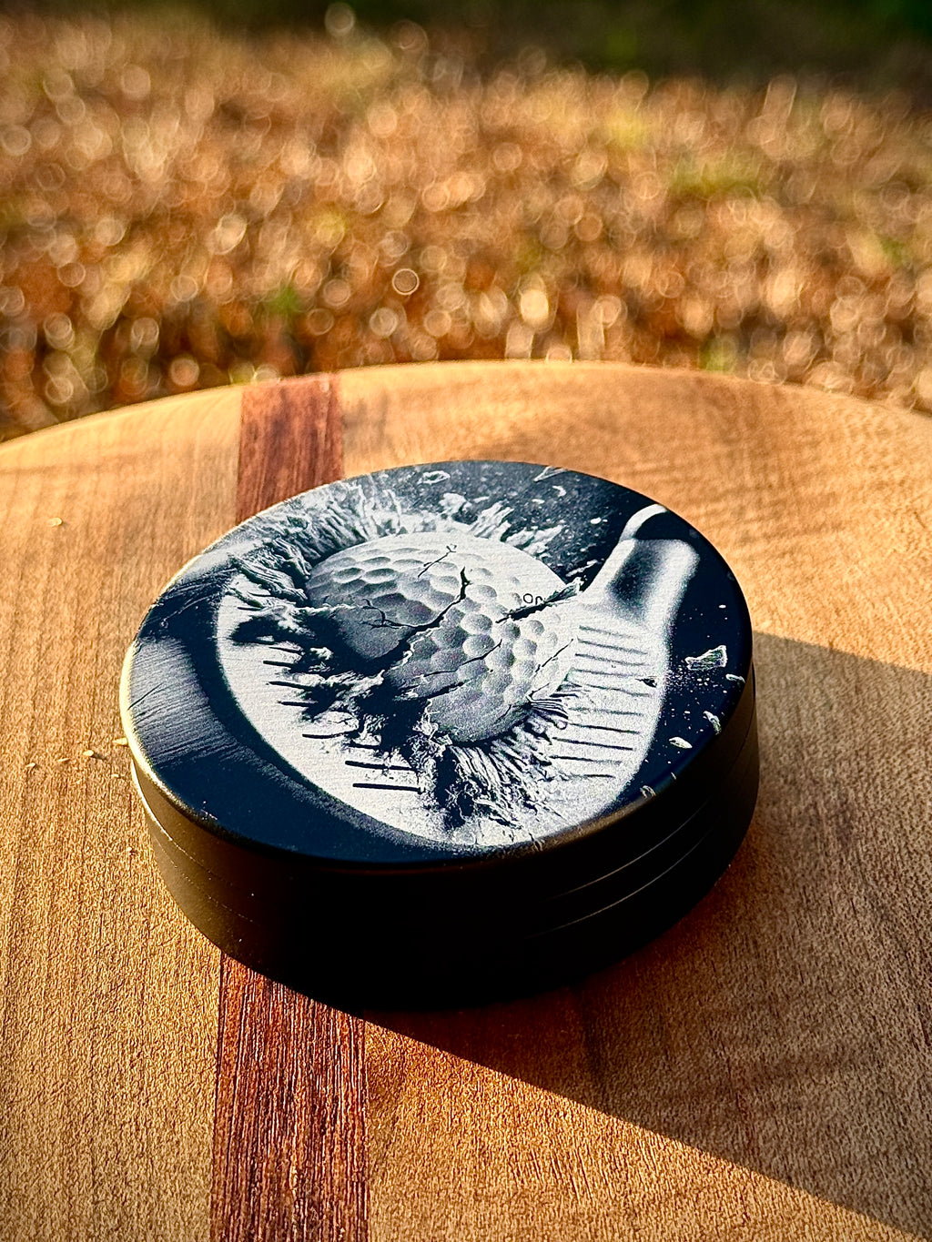 Metal Zyn Can for nicotine pouches with golf club and ball engraved design. With integrated bottle opener. 