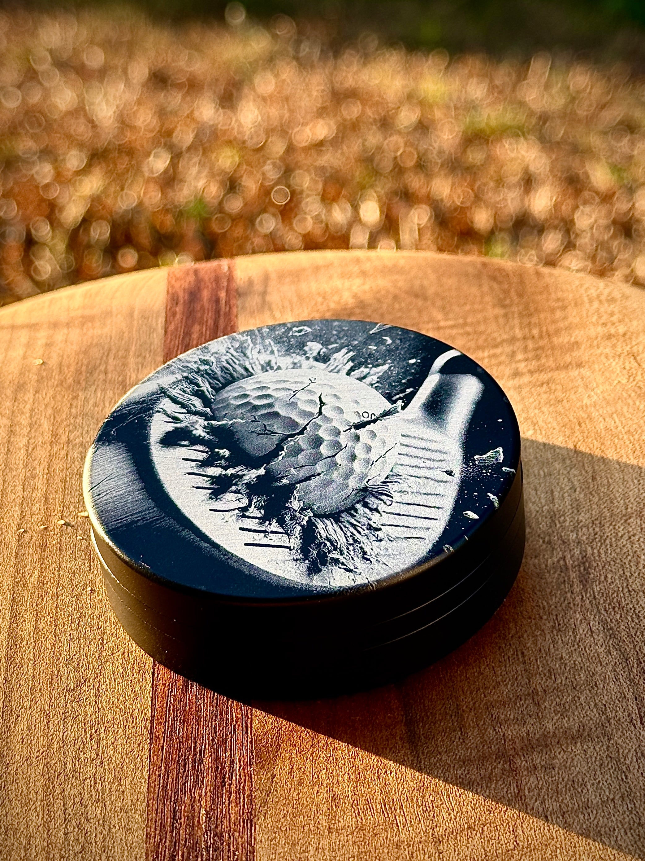 Metal Zyn Can for nicotine pouches with golf club and ball engraved design. With integrated bottle opener. 