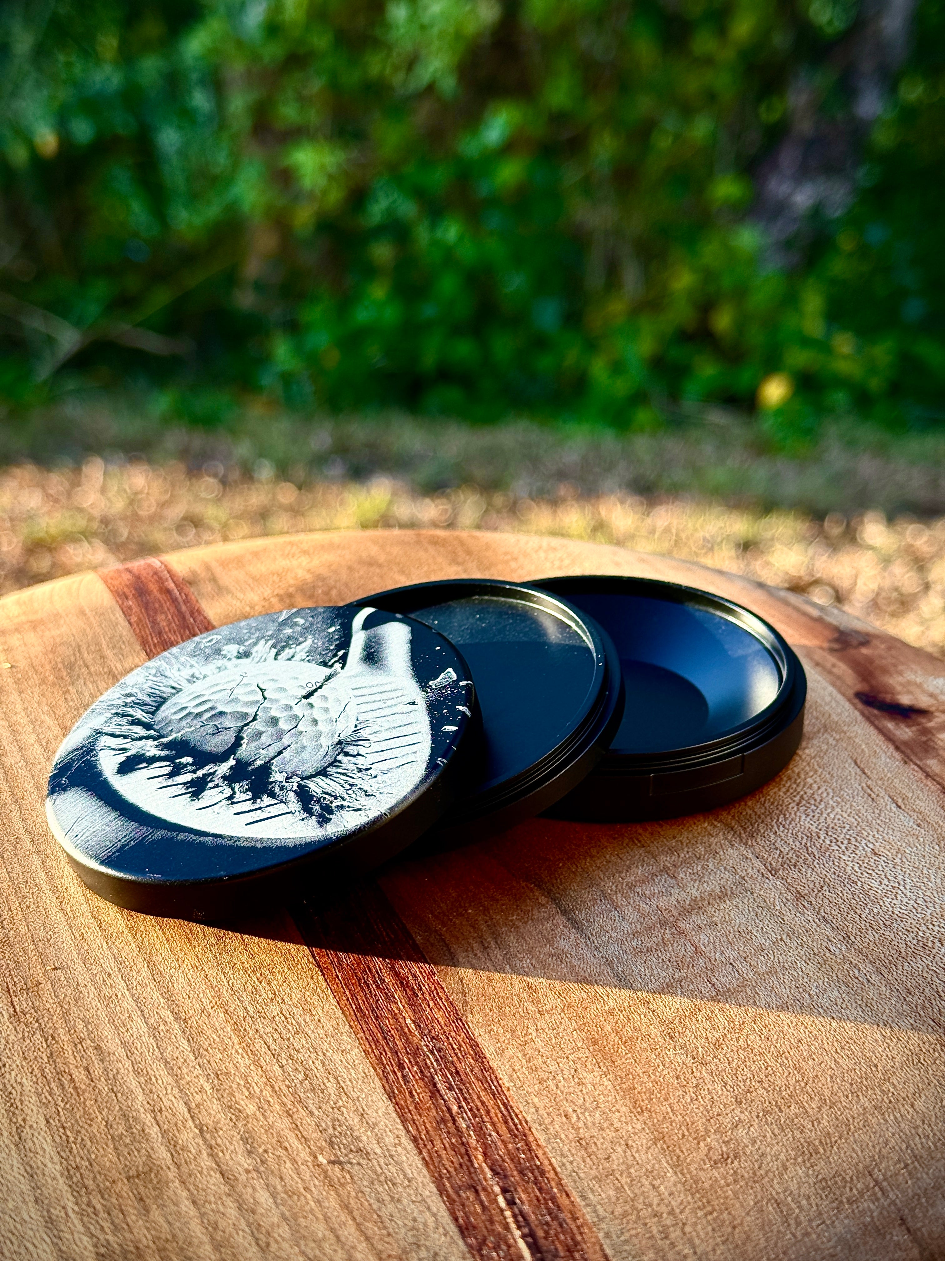 Metal Zyn Can for nicotine pouches with golf club and ball engraved design. With integrated bottle opener. 