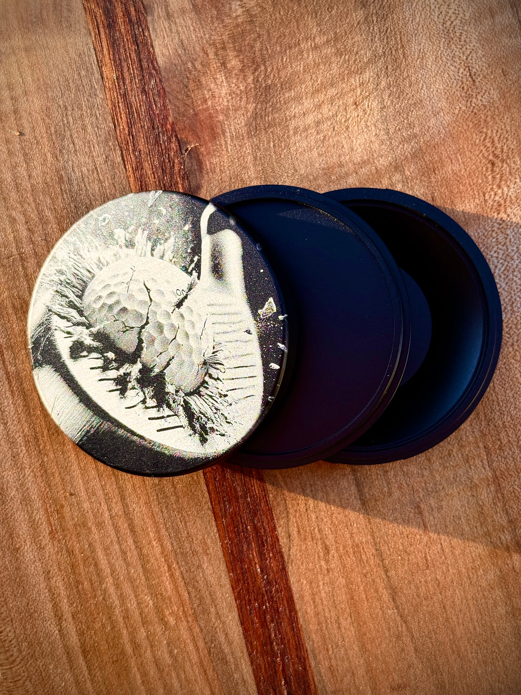 Metal Zyn Can for nicotine pouches with golf club and ball engraved design. With integrated bottle opener. 