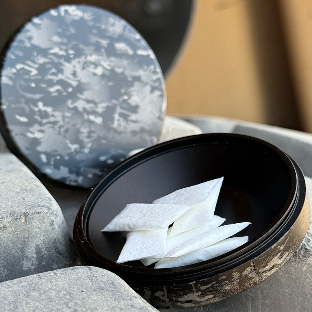 Metal Zyn Can for nicotine pouches completely engraved with camouflage design. With integrated bottle opener. 