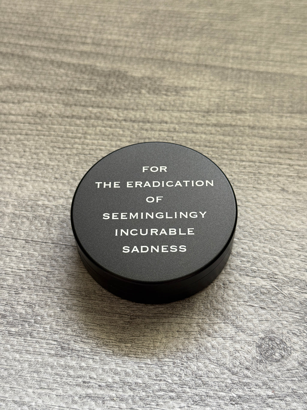 Metal Zyn Can for nicotine pouches with engraved design "for the eradication of seemingly incurable sadness". With integrated bottle opener. 