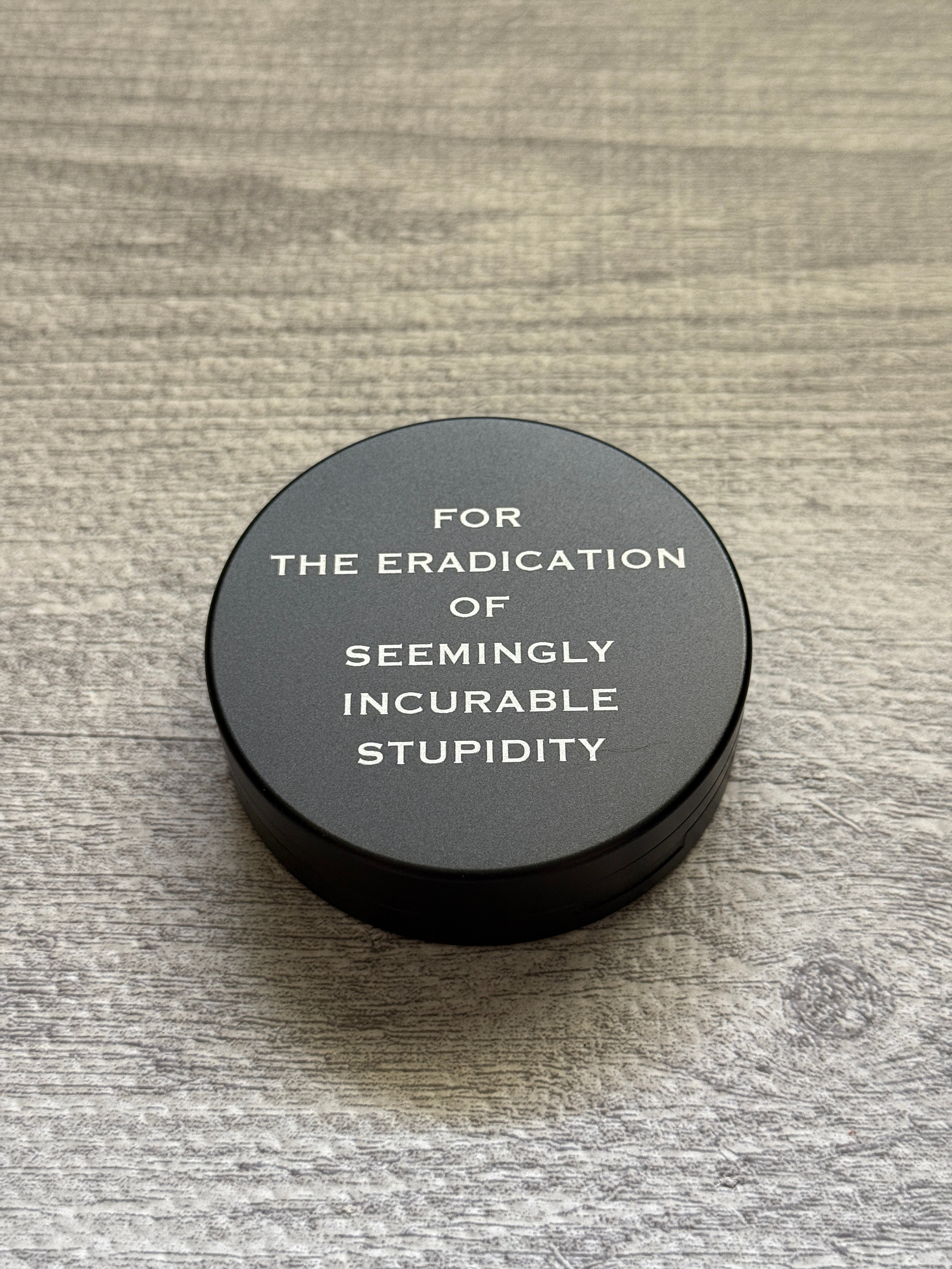 Metal Zyn Can for nicotine pouches with engraved design "for the eradication of seemingly incurable stupidity". With integrated bottle opener. 